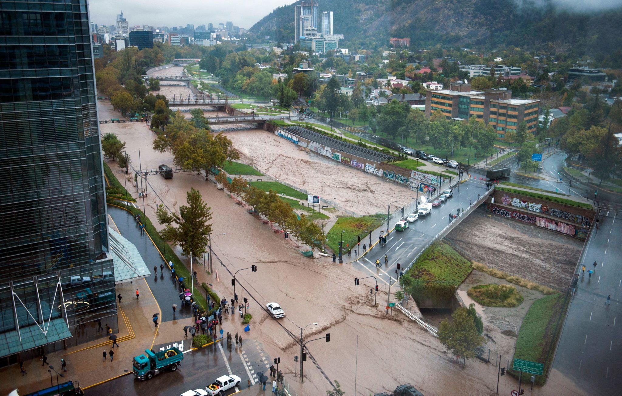Urban flooding and transport disruption showing how Chilean cities face growing El Niño weather risks